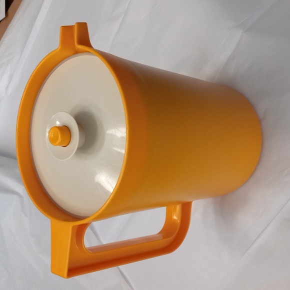 Tupperware pitcher - Picture 1 of 5